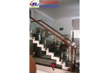cầu thang kính trụ lửng