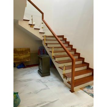 cầu thang trụ cánh buồm mau vàng
